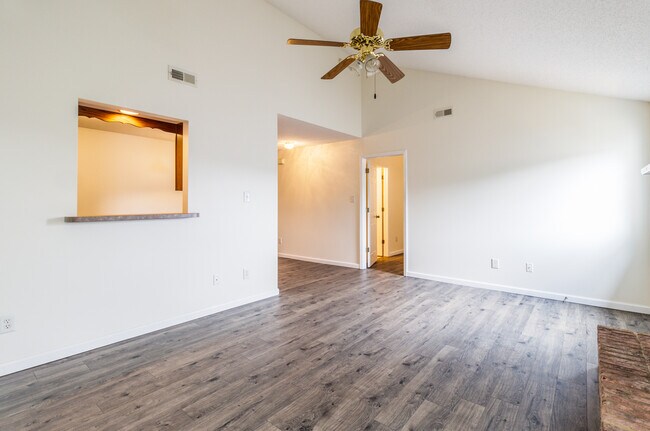 Building Photo - 385 Hawthorne Oaks Way