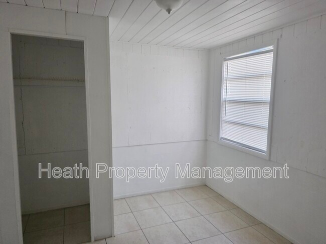 Building Photo - 504 6th Ave NW