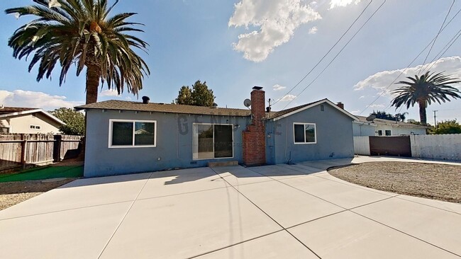 Building Photo - Updated 4Bd 2Ba Home in Tustin