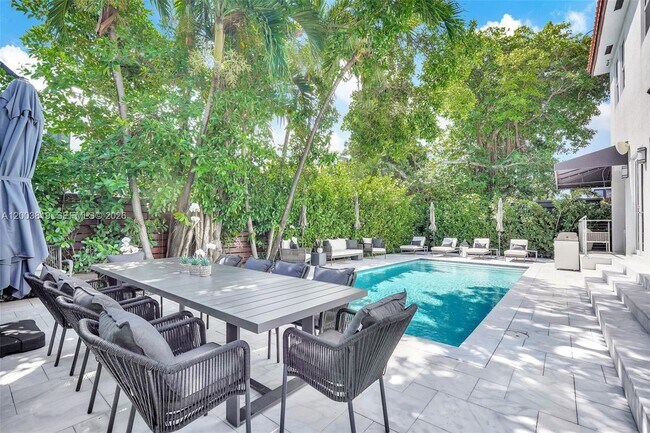 Building Photo - 2143 N Bay Rd