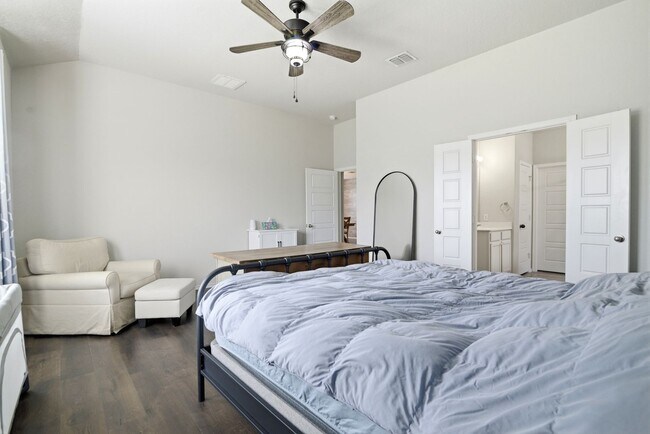Building Photo - 4 Bedroom Home for Rent in San Antonio with Solar Panels – Cinco Lakes Move-In Ready!