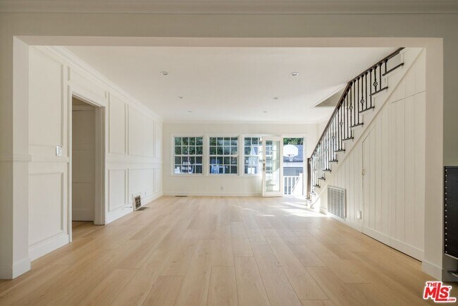 Building Photo - 4051 Beverly Glen Blvd