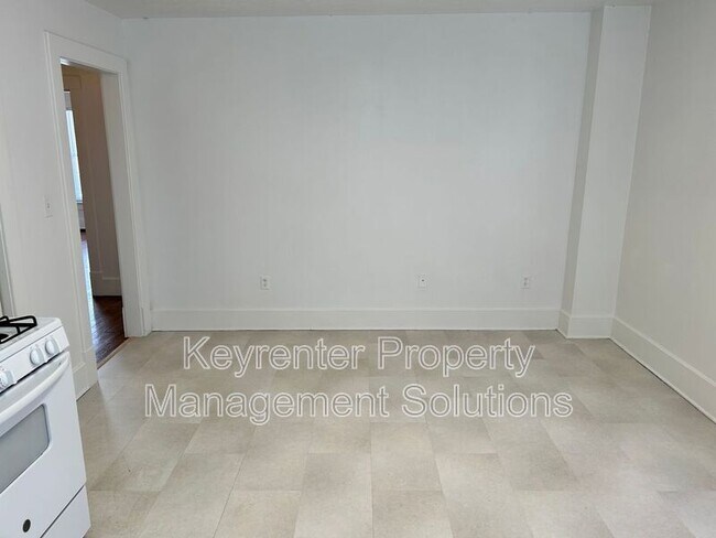 Building Photo - 204 W Peabody St