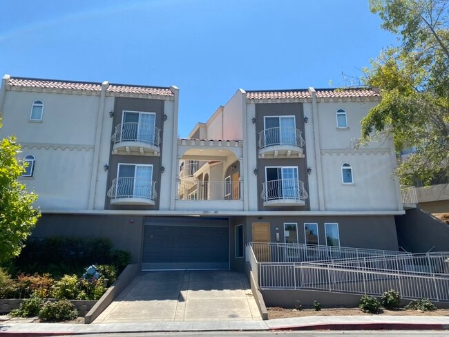 Building Photo - 2131 Carlmont Dr