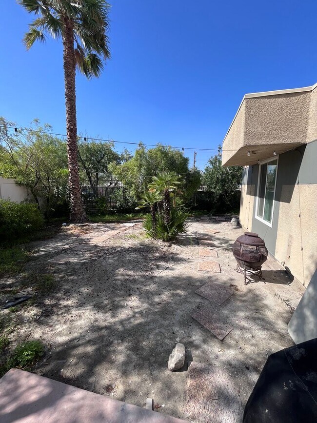 Building Photo - North Palm Springs Beauty $250 off first m...