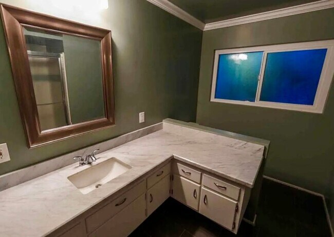 Building Photo - Stunning 3 Bedroom 2 Bathroom Home in La Mesa!