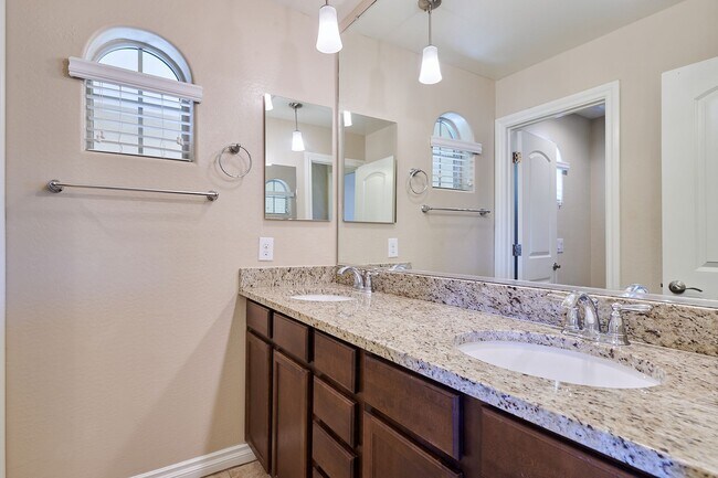 Building Photo - Lynx