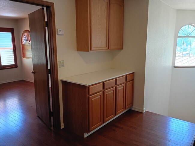 Building Photo - AVAILABLE NOW! excellent Fair Oaks Location 3 Bedroom Home!
