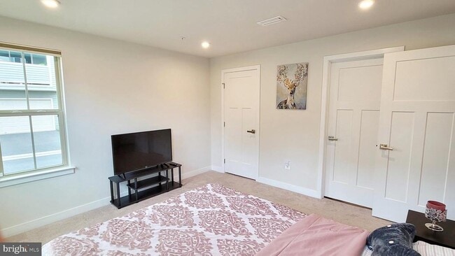 Building Photo - 8667 Shady Pines Dr