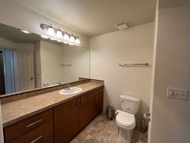 Building Photo - Top Floor 2 Bed 2 Bath Condo Hillsboro/Bea...