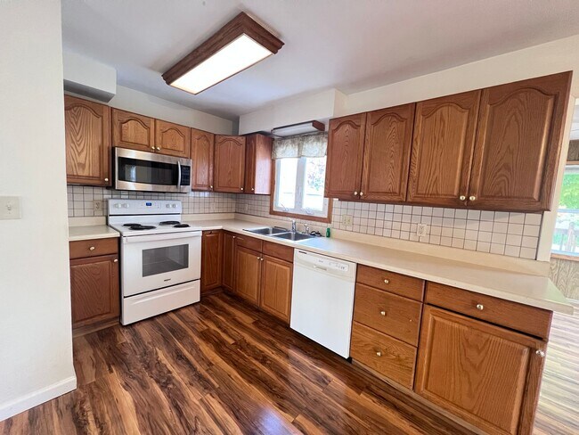 Building Photo - 5 Bedroom home on the NE side of Grand Rapids