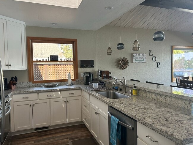 Building Photo - Don't Miss out on a Summer at the Lake.  Beautiful Fully Furnished Lake Front Home available MAY-...