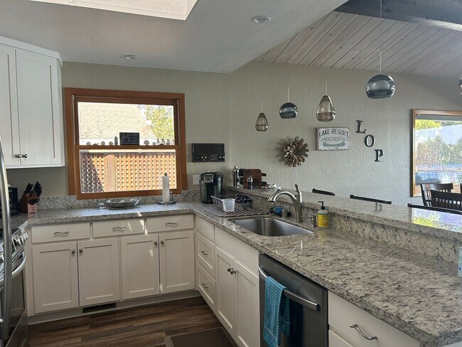 Building Photo - Don't Miss out on a Summer at the Lake.  Beautiful Fully Furnished Waterfront Home available July...