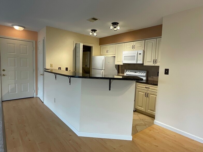 Building Photo - 15 Forest Glen Cir