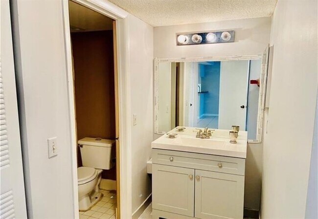 Building Photo - 9955 Westview Dr