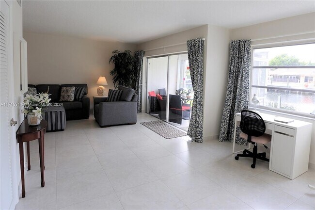 Building Photo - 470 Paradise Isle Blvd