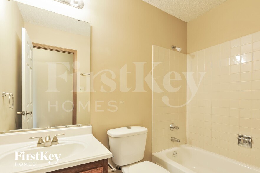 Building Photo - 2605 Westminister Dr