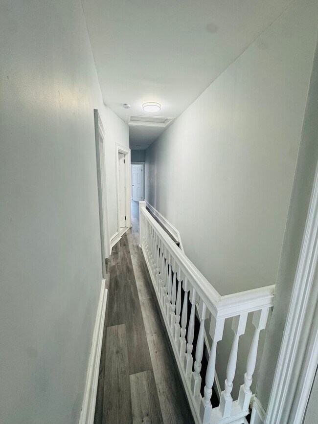 Building Photo - Large 4 bd Remodeled Section 8 Home!! Sect...