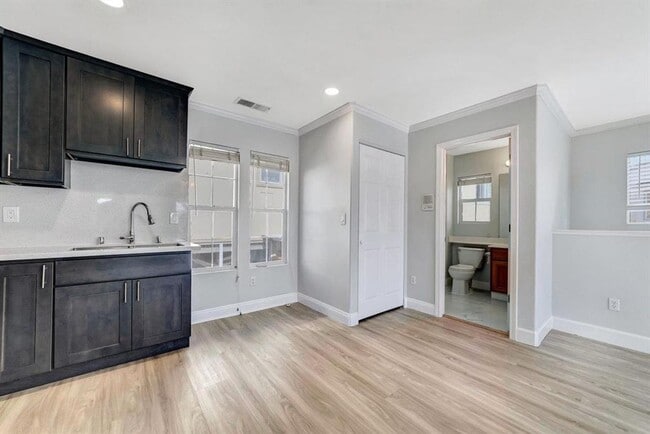 Building Photo - CHAMBERER 3983