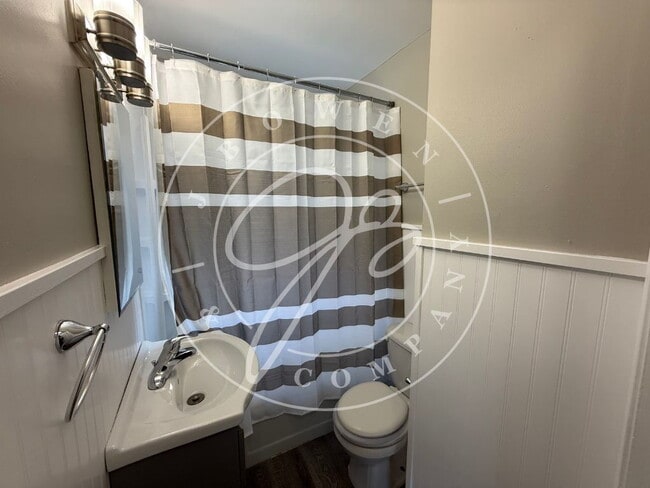 Building Photo - "Charming 2-Bedroom retreat in Toledo