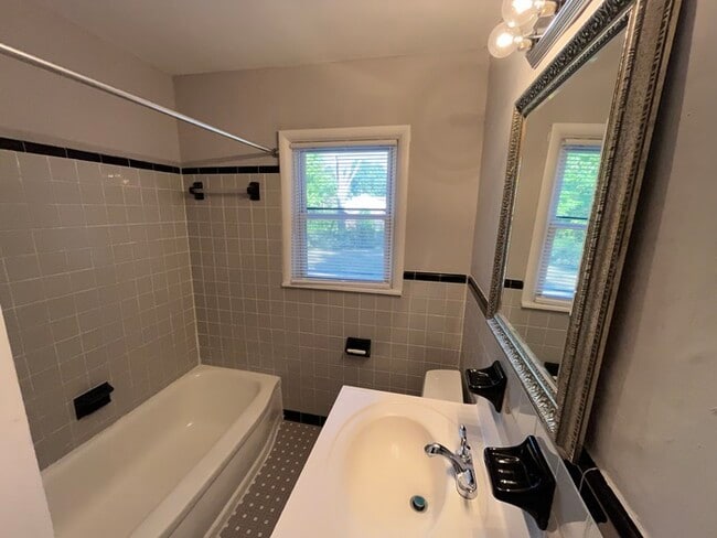 Building Photo - 3684 Bedford Ln - Available Now!