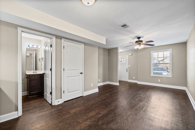Building Photo - Pet Friendly Two Bedroom!