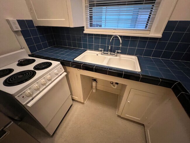 Building Photo - Large One bedroom downtown Eugene Apartment