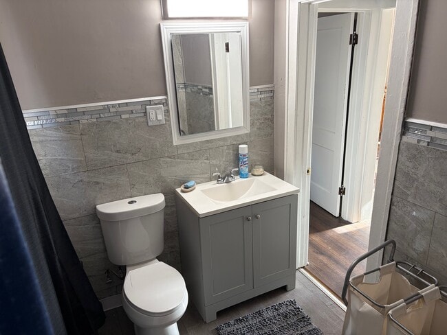 Building Photo - 10226 S Vernon Ave