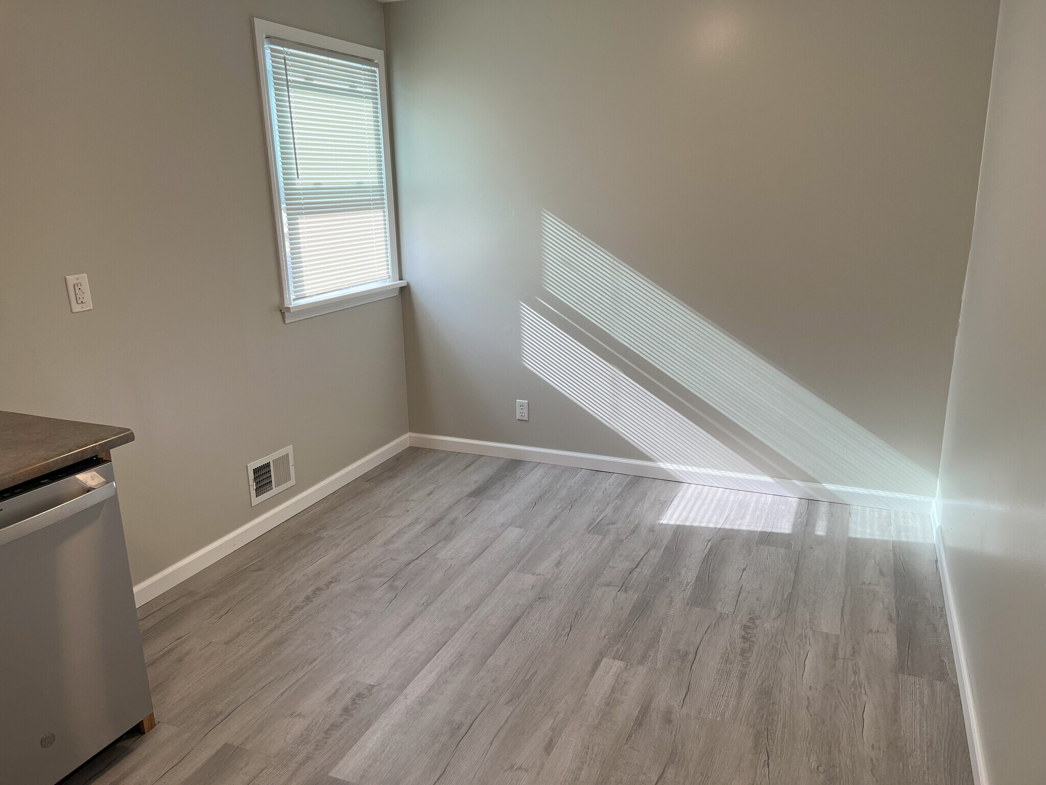 Eat-In Kitchen - 4347 Cavelle Ave