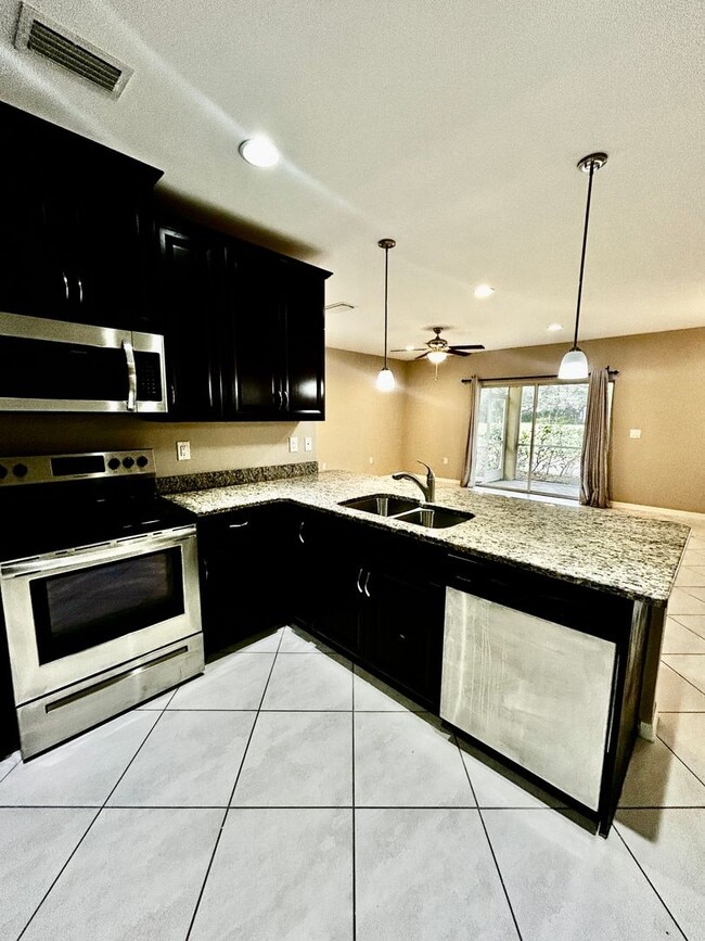 Building Photo - Beautiful 3-Bedroom 2.5 Bath Single-Family Home in Hammock Cove