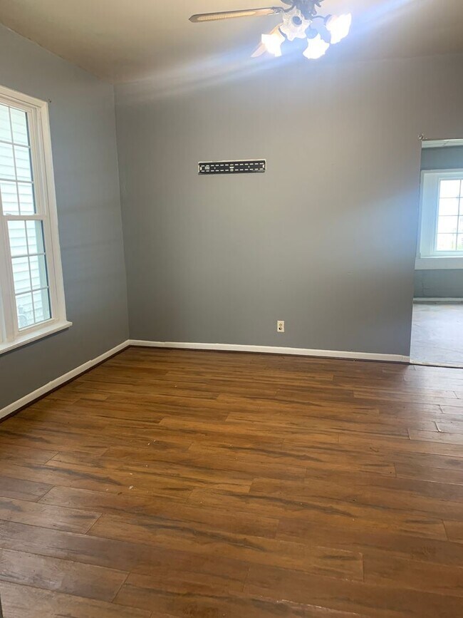 Building Photo - 3 Bedroom 1 Bath Located in East Toledo