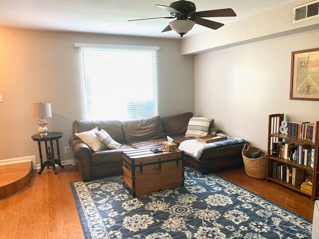 Building Photo - 2 Bed, 1.5 Bathroom Townhome with 2 Vehicle Carport