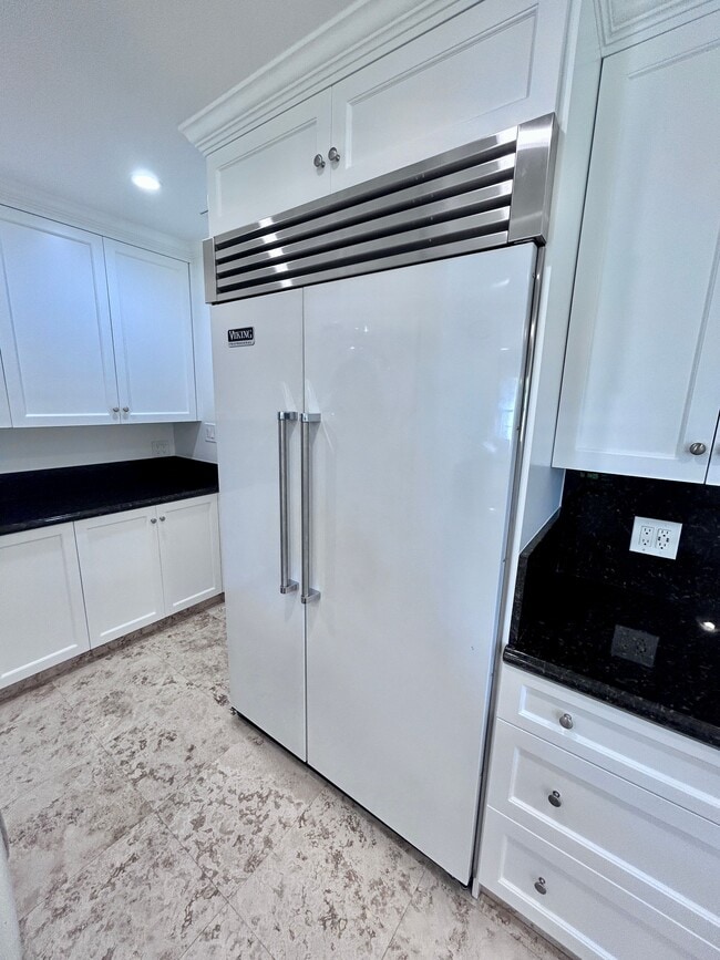 Building Photo - 7530 S Westlawn Ave