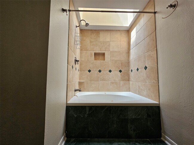 Building Photo - 9800 Pagewood Ln