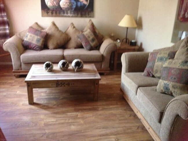 Building Photo - Immaculate 4 BR/ 2.5 Bath  w/ a Pool and Hot Tub in Rita Ranch!