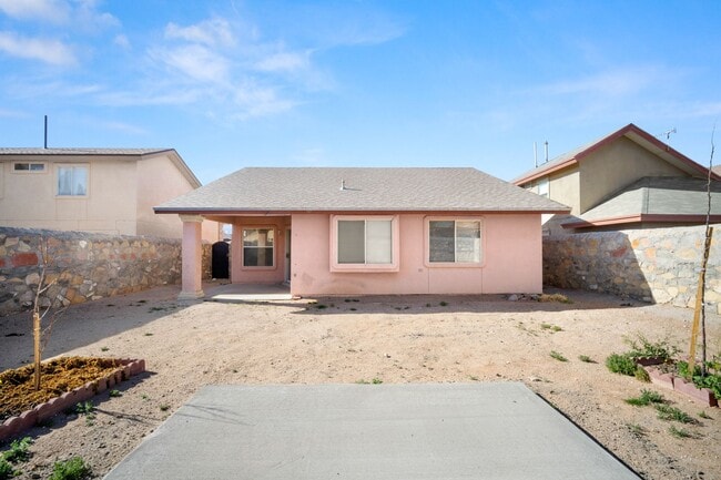 Building Photo - BEAUTIFUL EASTSIDE EL PASO HOME