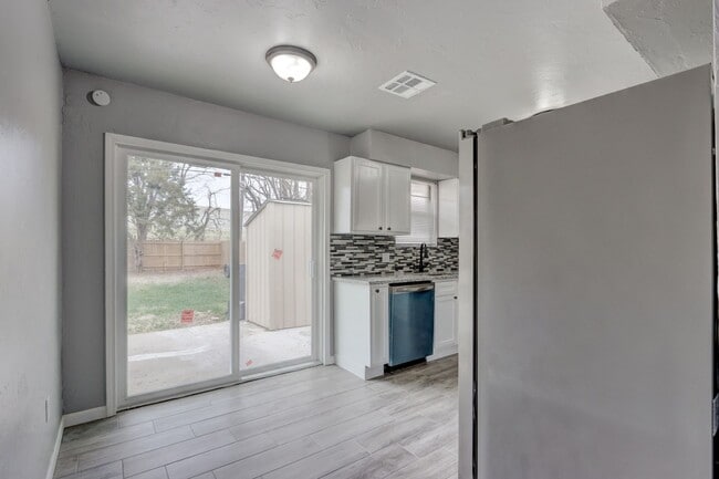 Building Photo - This Cute and Cozy 4 Bed, 2 Bath Home is Available now!!