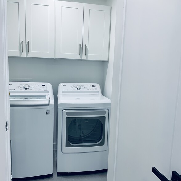 Indoor washer dryer - 8516 E Vernon Ave