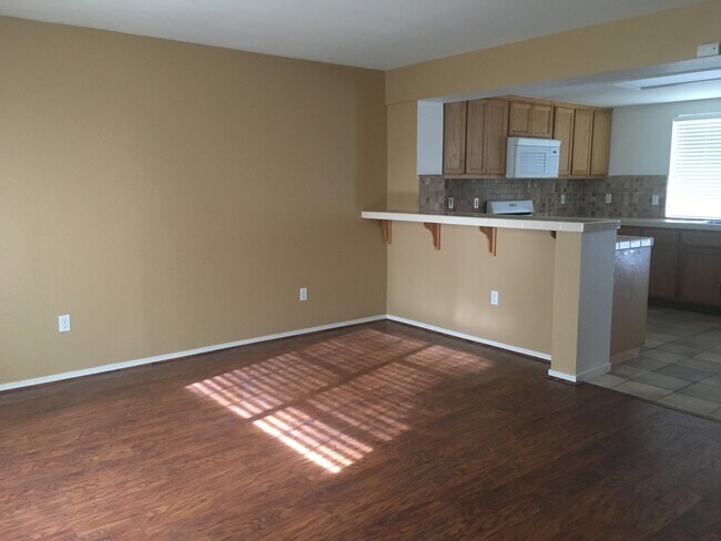 Building Photo - Split Level 4 Bedroom  2.5 Bath Town Home