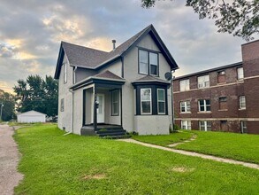 Building Photo - 3 bedroom 1 bath house for rent