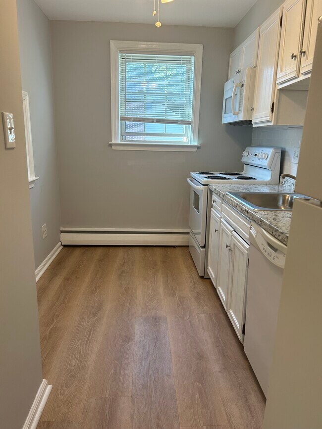 Building Photo - 27 Wallingford Ave