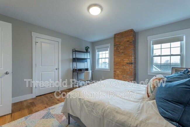 Building Photo - 65 E 7th Ave