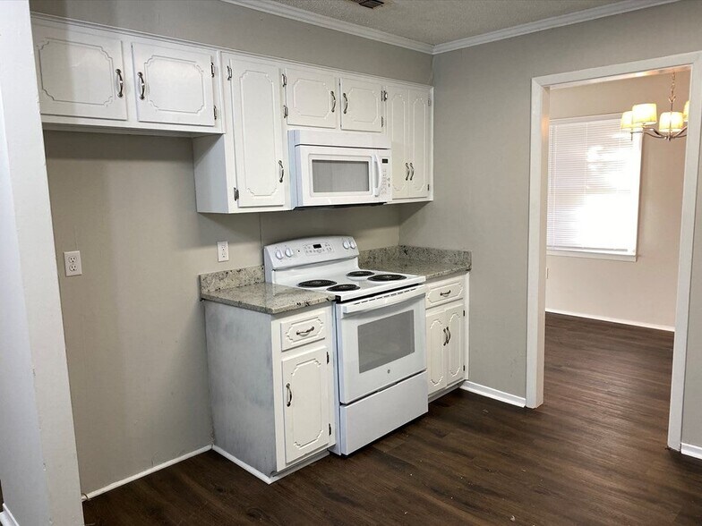Building Photo - 3001 Lonsdale Dr