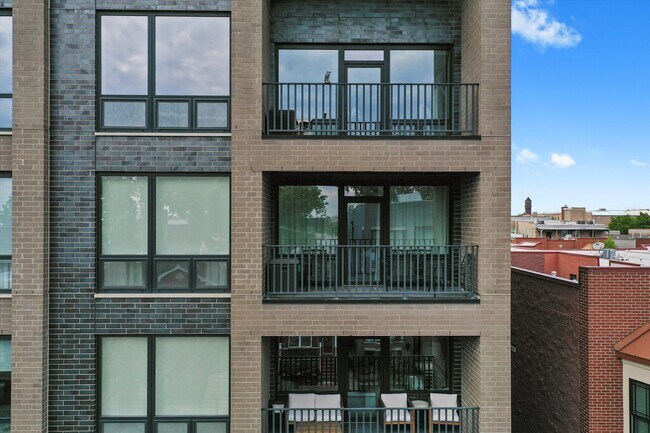 Building Photo - 2342 W Adams St
