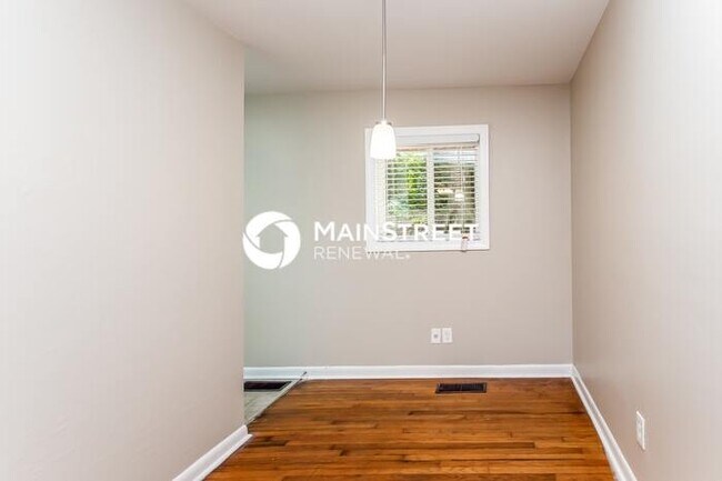 Building Photo - 3 Bedroom Pet-Friendly Home in Forest Park...