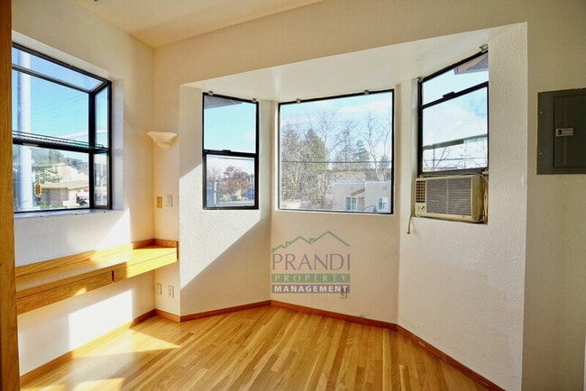 Building Photo - 404 1st St