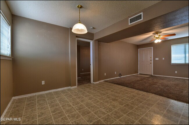 Building Photo - 3404 Blue Earth Ln