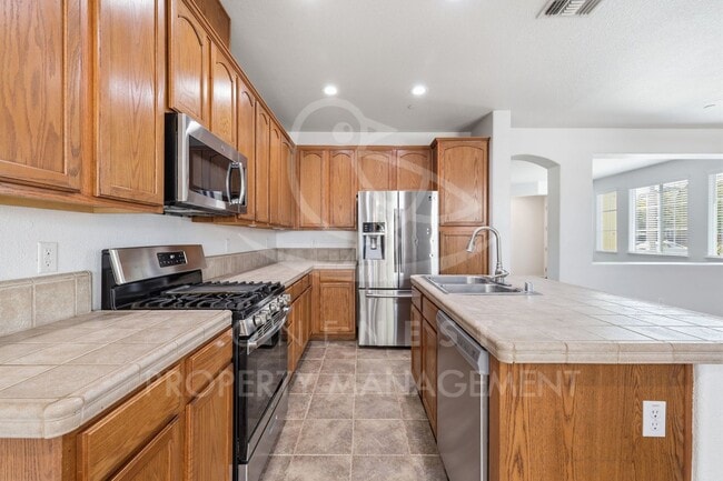 Building Photo - 1070 Sierra View Cir