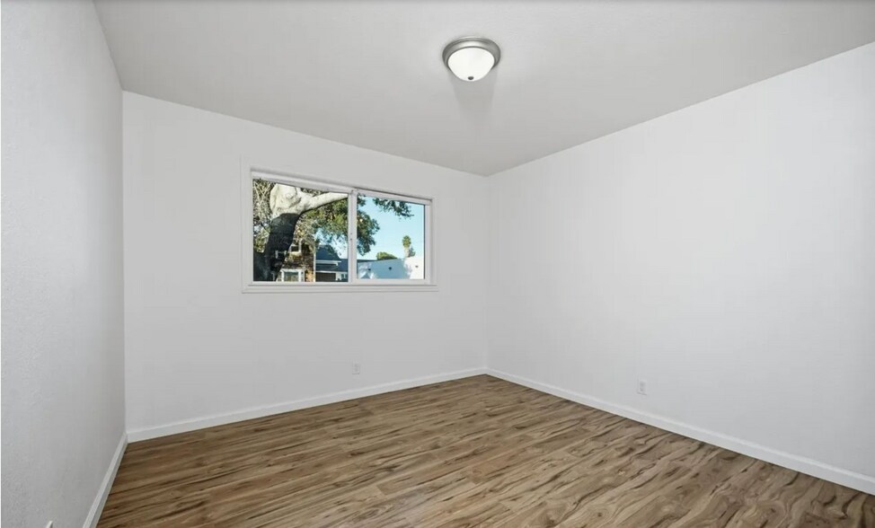 Bedroom - 340 College Ave