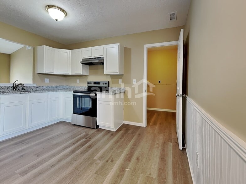 Building Photo - 19 Pond Ln